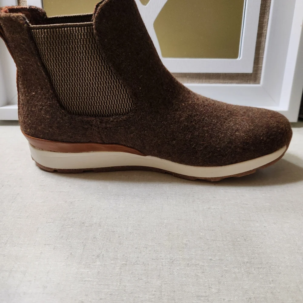 B.O.C. Born Kara Women's Brown Felt Pull-On Booties w/Elastic Sides,6.5, NWOT